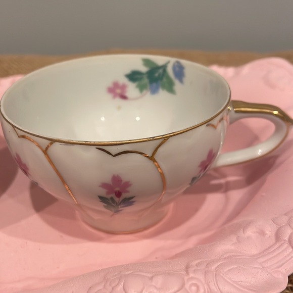 Floral design gold trimmed tea cups set of 2 Victorian style - Picture 2 of 5